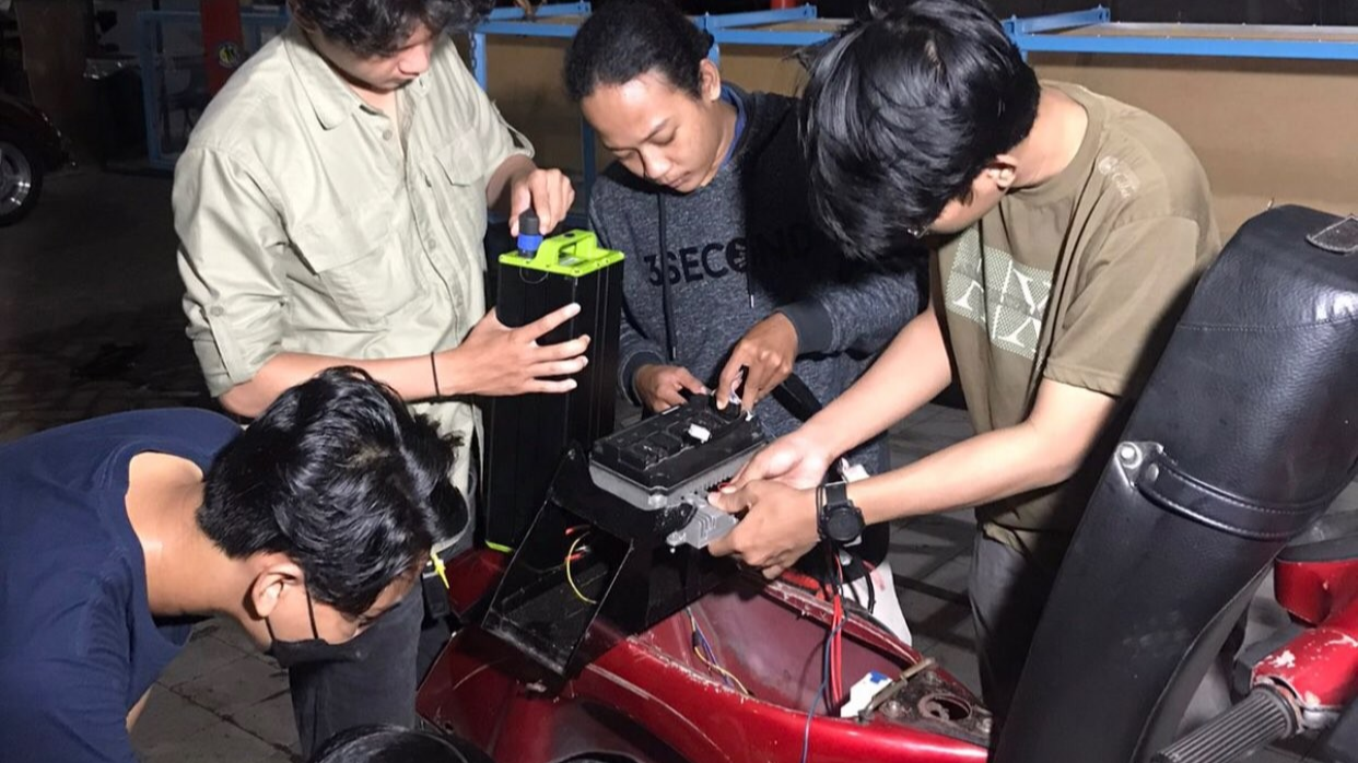 Mahasiswa Unair saat mengganti mesin motor Vespa menjadi listrik (Foto: dok. Pribadi)