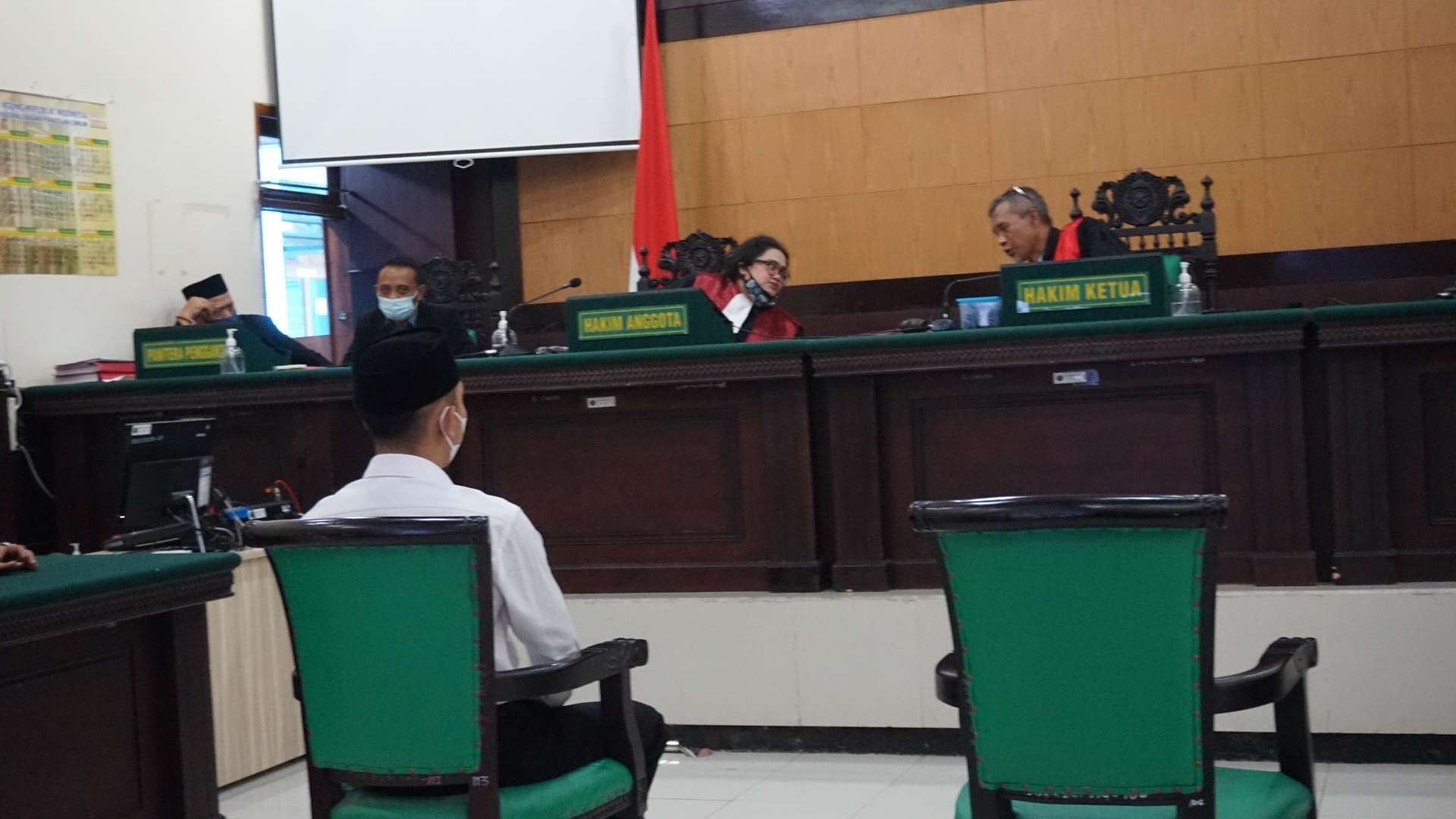 Randy pecatan polisi berbaju putih di hadapan Hakim Ketua di PN Mojokerto.(Foto: Deni Lukmantara/Ngopibareng.id)