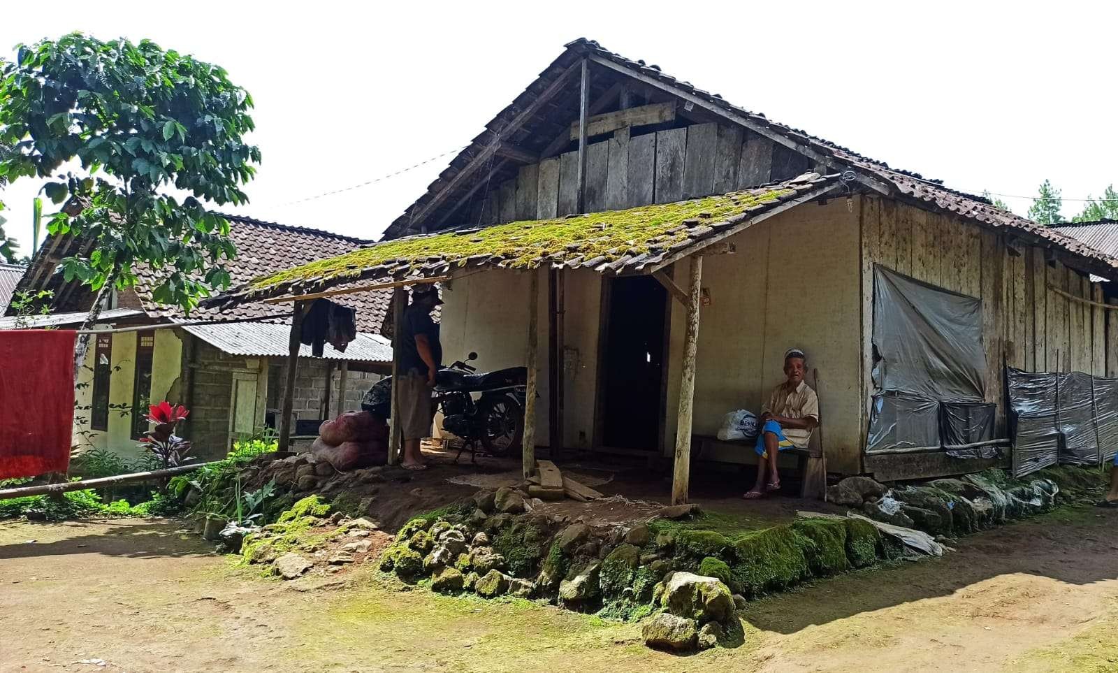 Warga Kampung Pal Pakis beraktivitas di depan rumahnya. Kampung Pal Pakis merupakan salah satu kampung yang berada di pedalaman. (Foto: Muh Hujaini/Ngopibareng.id)
