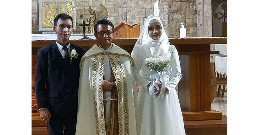Pernikahan beda agama menggelar pemberkatan pernikahan di gereja Semarang. (Foto: Facebook Ahmad Nurcholish)