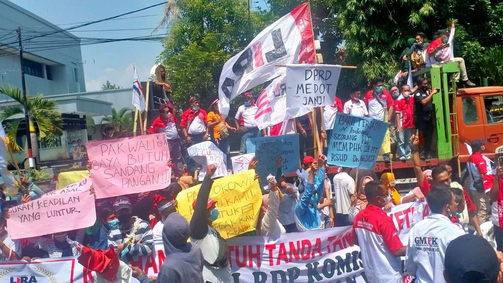 Puluhan mantan karyawan RSUD dan pegiat LSM saat berdemonstrasi di depan gedung DPRD Kota Probolinggo. (Foto: Ikhsan Mahmudi/Ngopibareng.id)