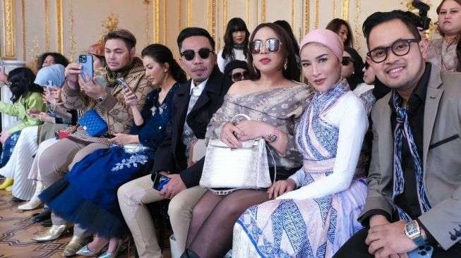 Desainer sekaligus artis Ivan Gunawan (kiri), Sarwendah dan pengusaha kosmetik saat menghadiri fashion show di Paris. (Foto: Instagram)