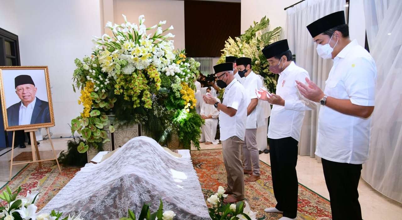 Presiden Jokowi berdoa di depan jenazah almarhum Arifin Panogoro ( Setpres)