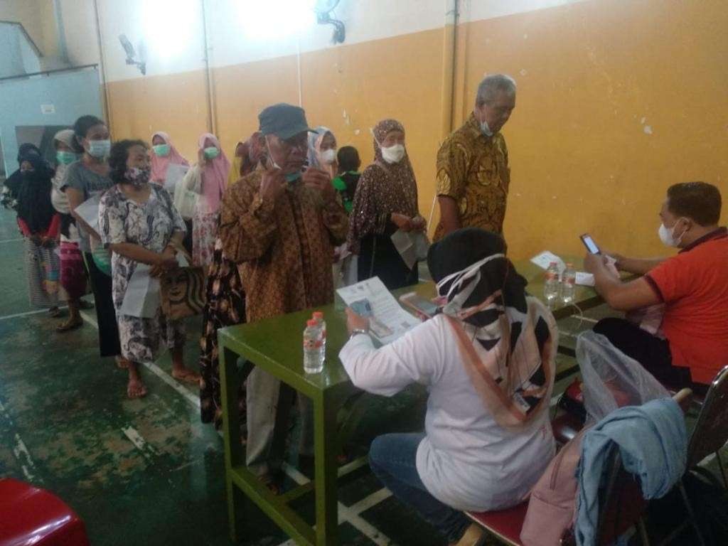 Penerima bantuan BPNT di Surabaya. (Foto: Istimewa)