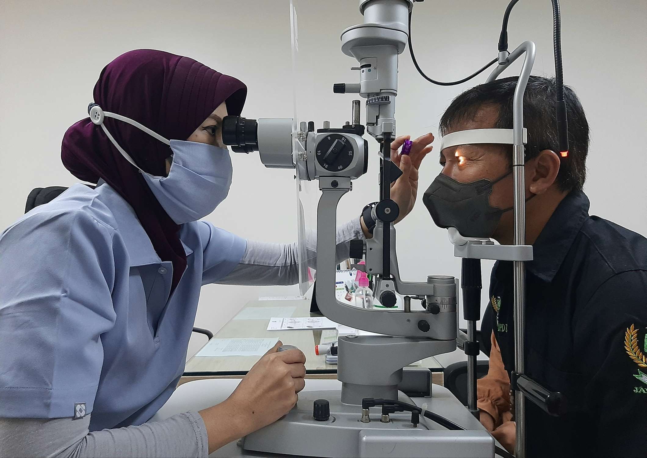 Pemeriksaan mata pasien yang dilakukan dokter Rina, spesialis Glaukoma RS Mata Undaan. (Foto: Pita Sari/Ngopibareng.id)