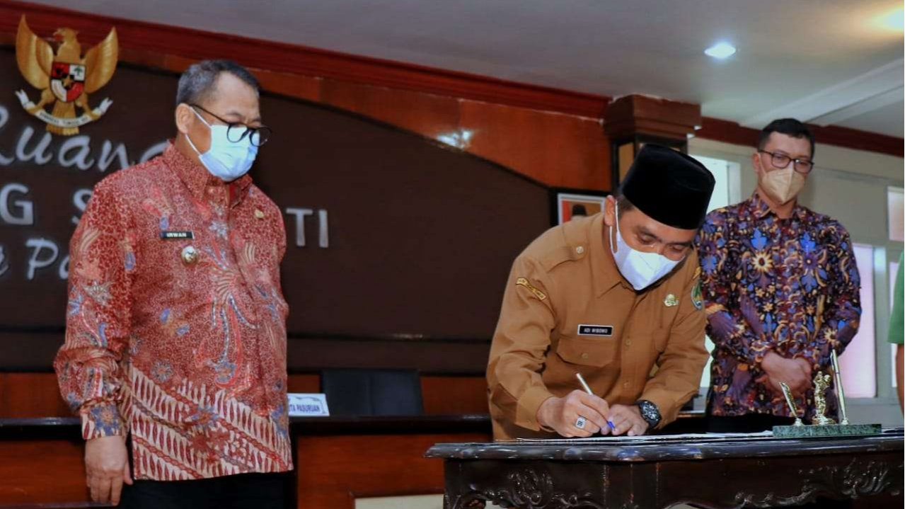 Wakil Walikota Pasuruan Adi Wibowo saat menandatangani kesepakatan bersama antara Pemerintah Kota Pasuruan dengan PT. Indosat Tbk untuk mewujudkan Kota Cerdas (Smart City). (Foto: Dinas Infokom Kota Pasuruan)