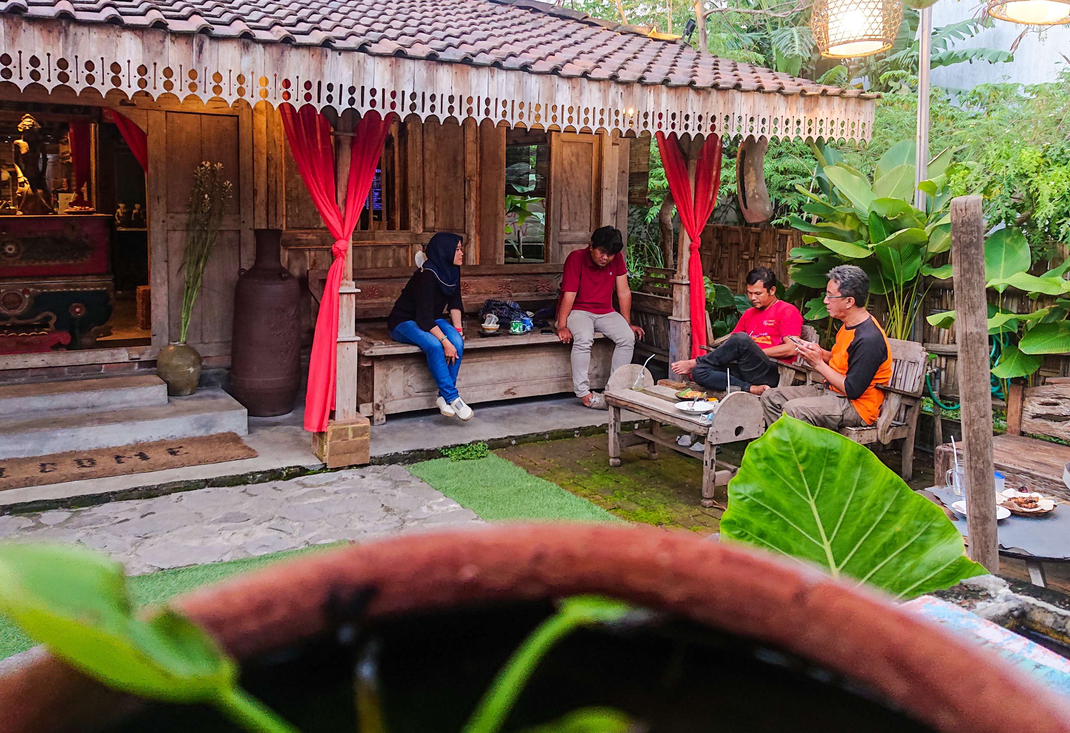 Suasana khas pedesaan di cafe Segu.nung. (Foto: Aini Arifin/Ngopibareng.id)