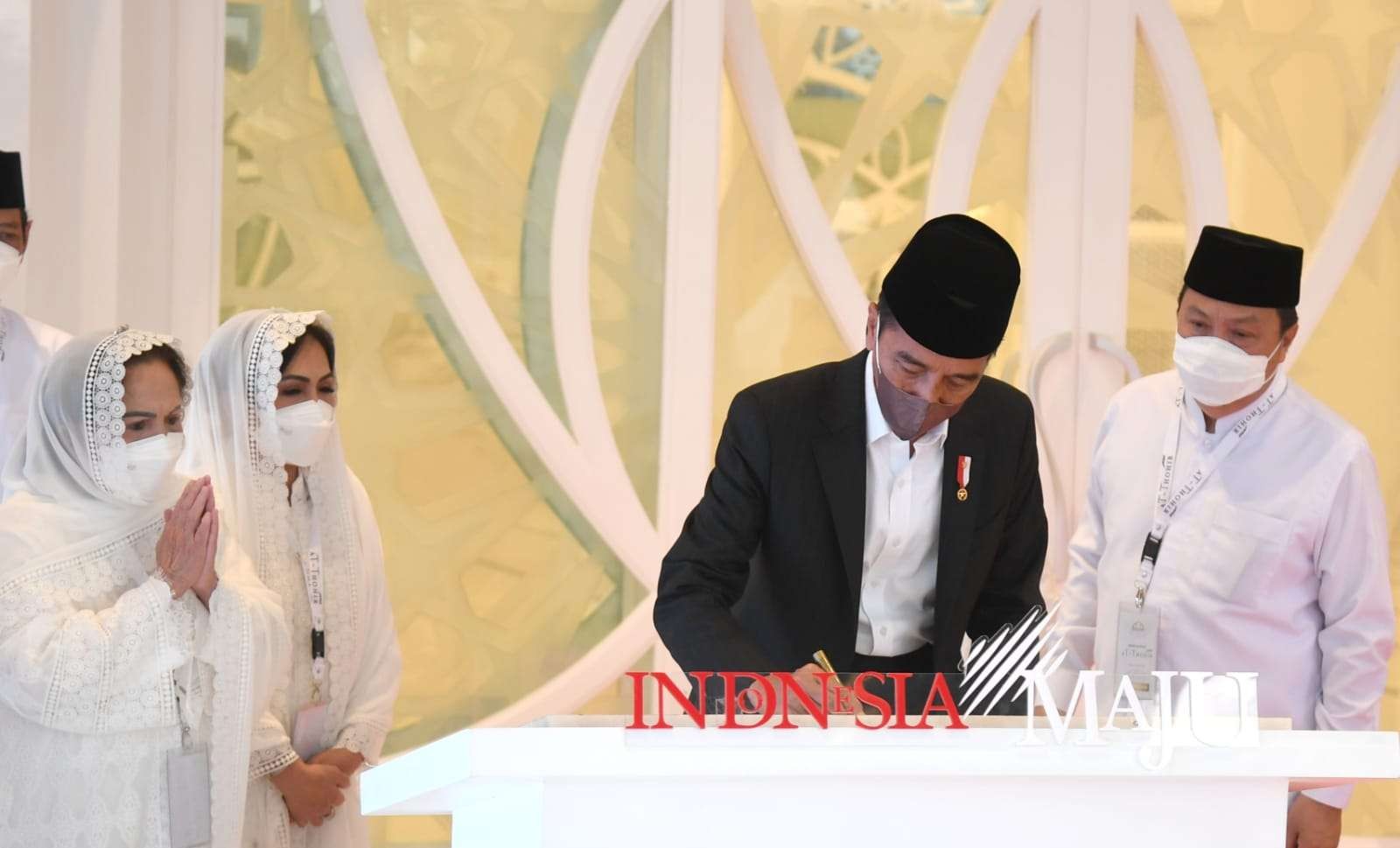 Presiden Jokowi menandatangani prasasti menandai peresmian Masjd At Thohir. (Foto: Setpres)