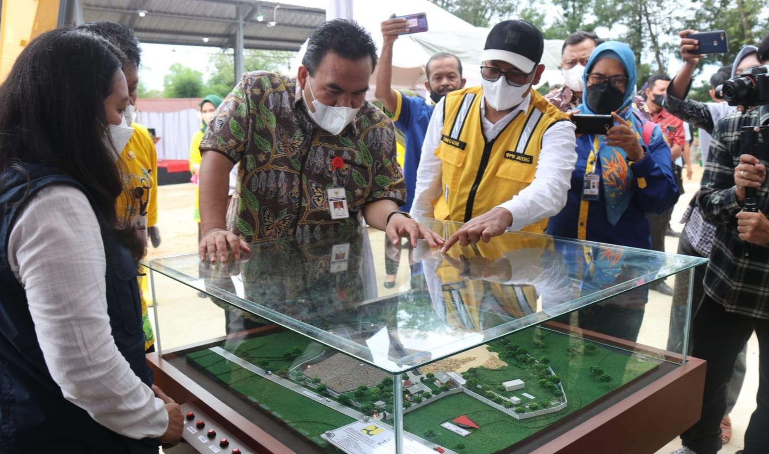 Bupati Blora Arief Rohman melihat maket TPA Sampah Temurejo. (Foto: Ahmad Sampurno/Ngopibareng.id)