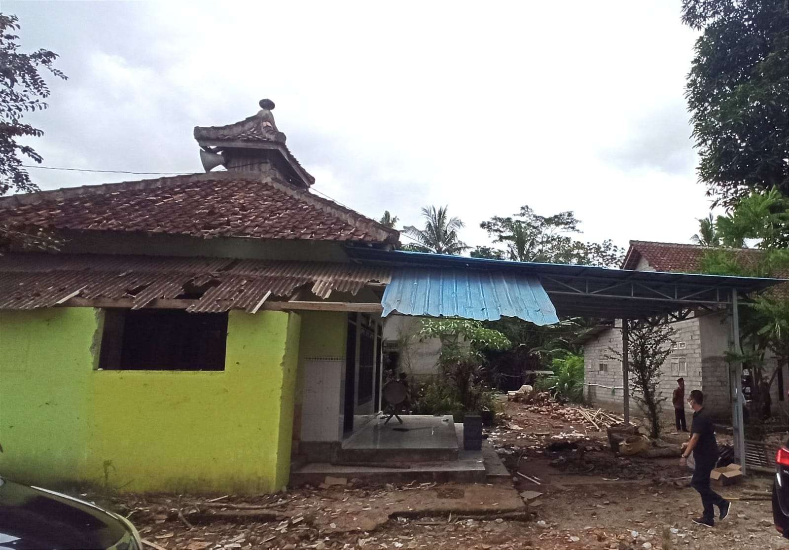Atap musala yang berada di lokasi bentrok mengalami kerusakan diduga akibat lemparan massa yang terlibat bentrok (foto: Muh Hujaini/Ngopibareng.id)