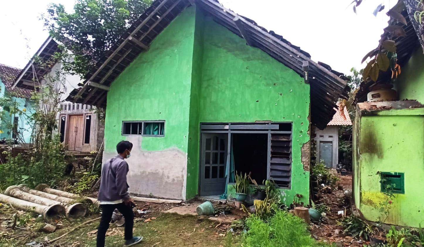 Salah satu rumah warga mengalami kerusakan akibat bentrok dua kelompok massa. (Foto: Muh Hujaini/Ngopibareng.id)