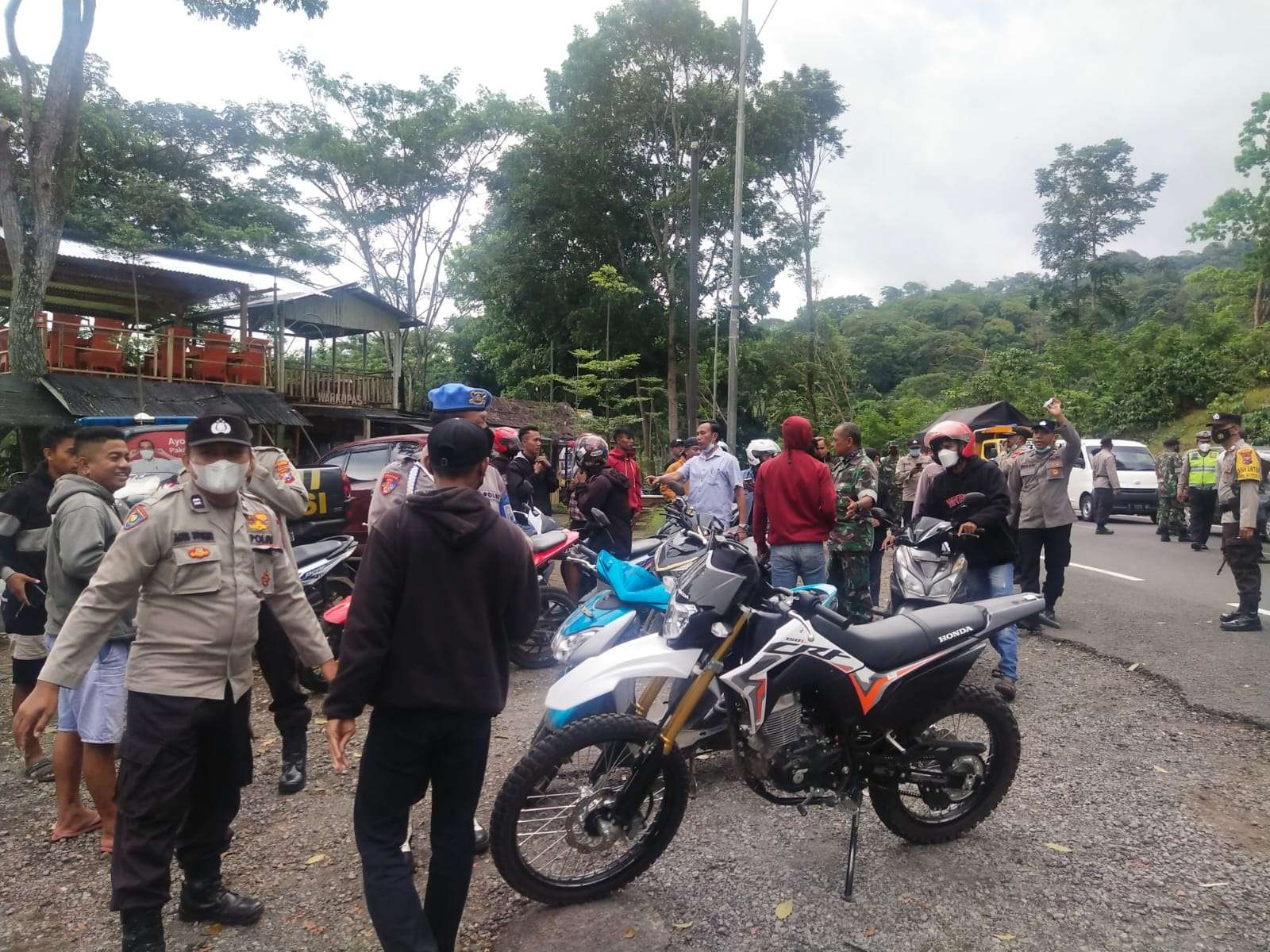Puluhan personil TNI Polri diterjunkan ke perbatasan Jember-Banyuwangi (Foto:Istimewa)