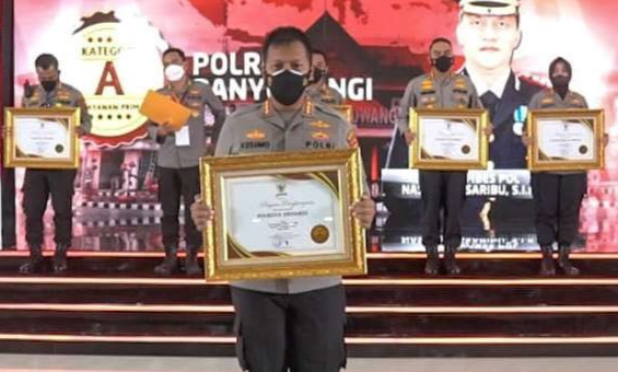 Kapolresta Sidoarjo raih penghargaan kategori pelayanan prima. (Foto: Aini Arifin/Ngopibareng.id)