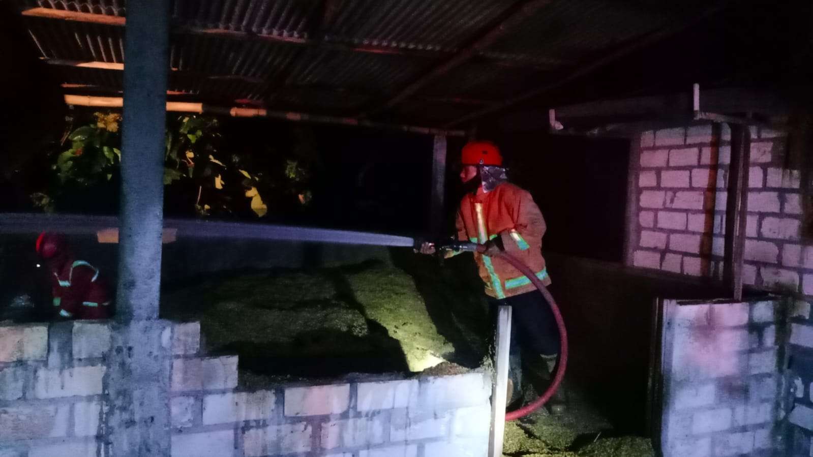 Petugas pemadam kebakaran Kabupaten Tuban melakukan upaya pemadaman kebakaran (Foto: Istimewa)