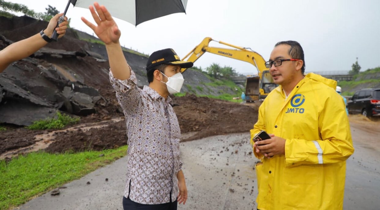 Wakil Gubernur Jawa Timur (Jatim), Emil Elestianto Dardak meninjau lokasi Tol Pandaan-Malang yang sempat mengalami longsor. (Foto: Dok. Humas Pemprov Jatim)