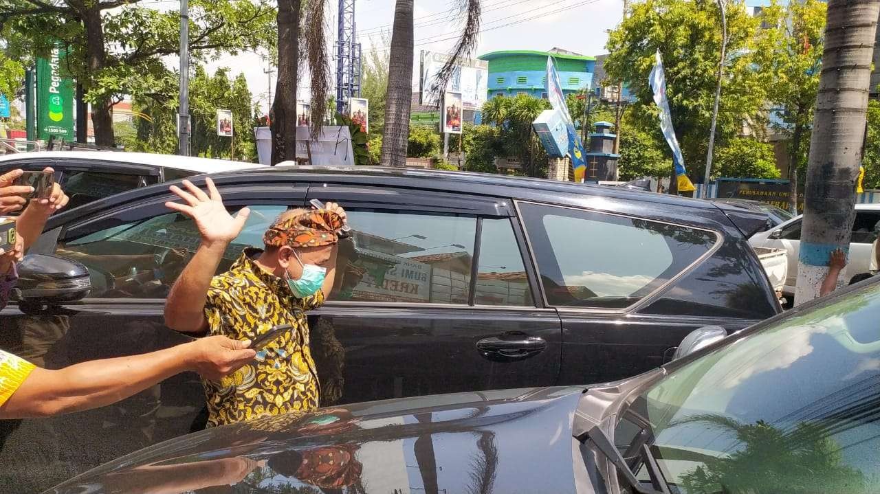 Warga sipil M. Bashori nekat memaka plat dinas mobil TNI. (Foto: Imron Rosidi/Ngopbareng.id)