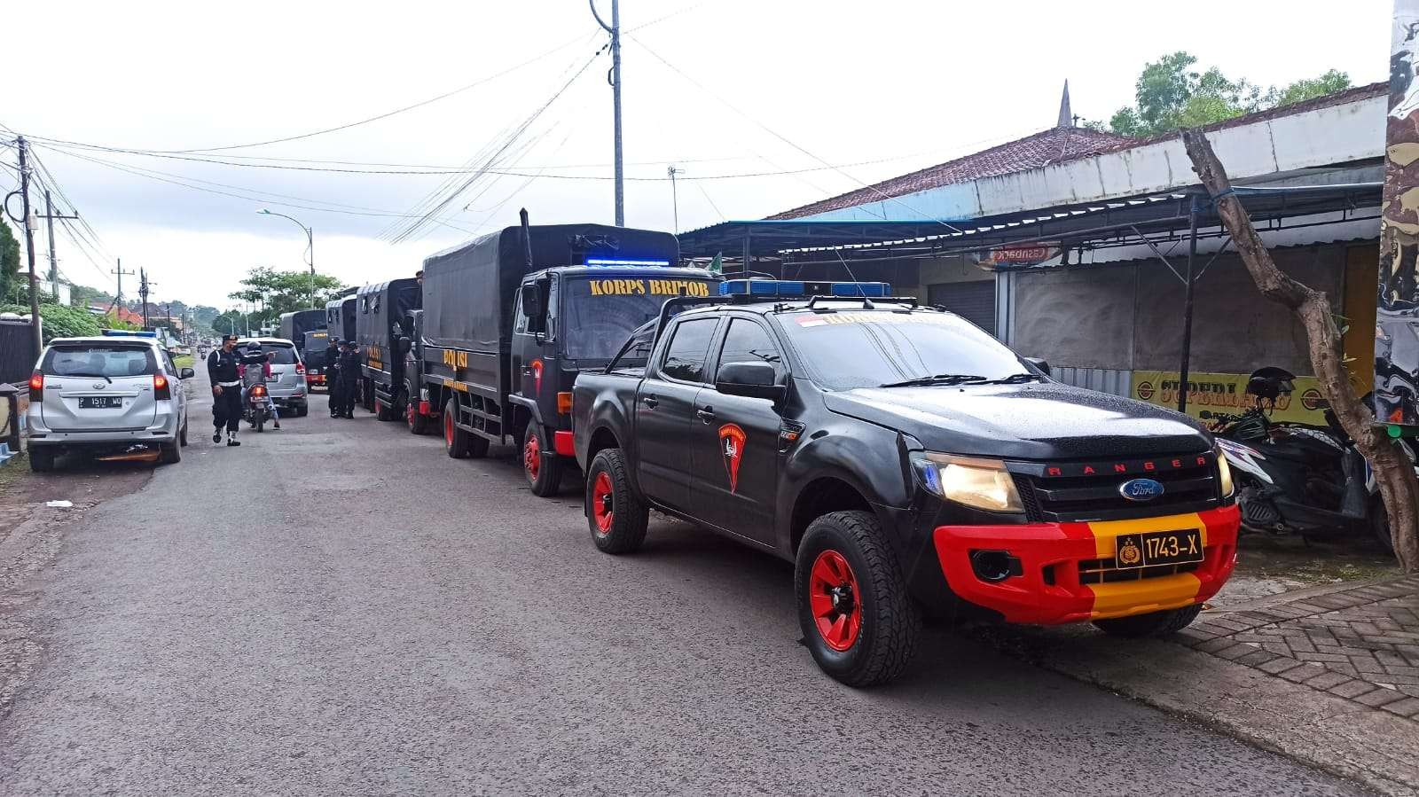 Satu kompi pasukan Brimob dari Polda Jawa Timur tiba di Polsek Bangorejo untuk membantu pengamanan pasca bentrok maut. (Foto: Muh Hujaini/Ngopibareng.id)