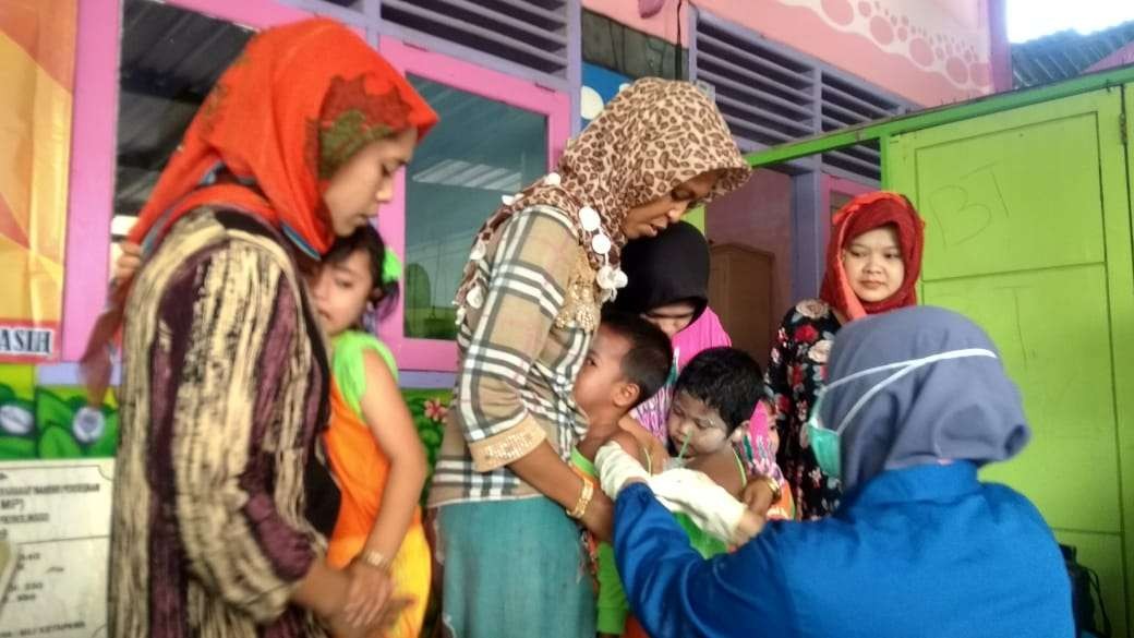 Penduduk Desa Giliketapang, Kecamatan Sumberasih, Kabupaten Probolinggo mendapatkan imunisasi difteri. (Foto: Ikhsan Mahmudi/Ngopibareng.id)
