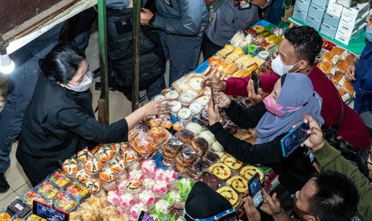 Ketua DPR Puan Maharani blusukan ke pasar sambil sidak minyak goreng. (Foto: Istimewa)