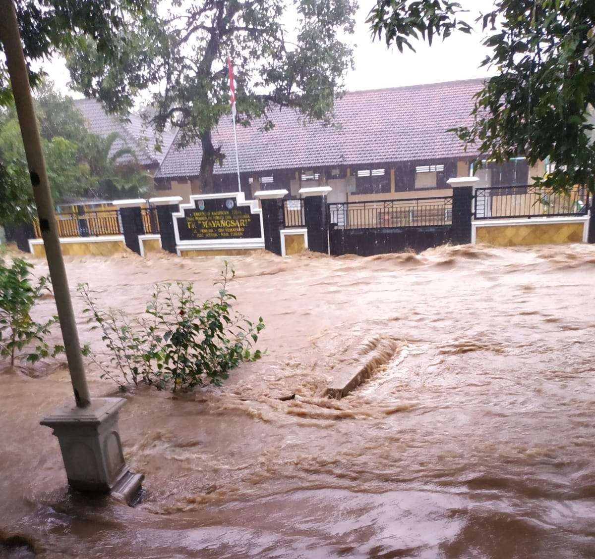 Kondisi banjir bandang di Desa Temayang, Kecamatan Kerek. (Foto: Istimewa)
