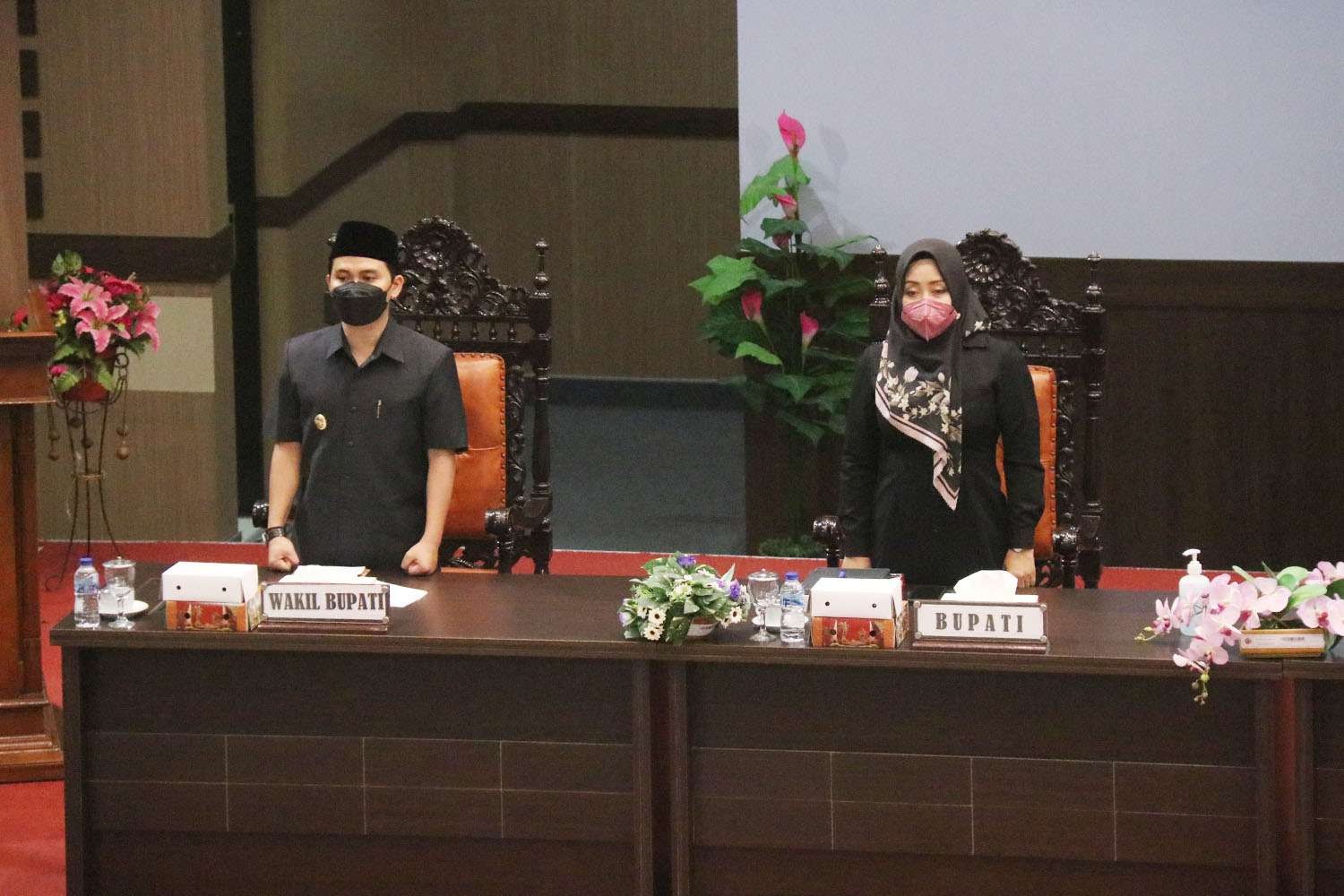 Bupati Mojokerto Ikfina Fahmawati dan wakilnya, Muhammad Al Barra saat menghadiri rapat paripurna dalam rangka penyampaian nota penjelasan Laporan Keterangan Pertanggungjawaban (LKPJ) Bupati Mojokerto tahun 2021, Kamis 10 Maret 2022. (Foto: Istimewa)