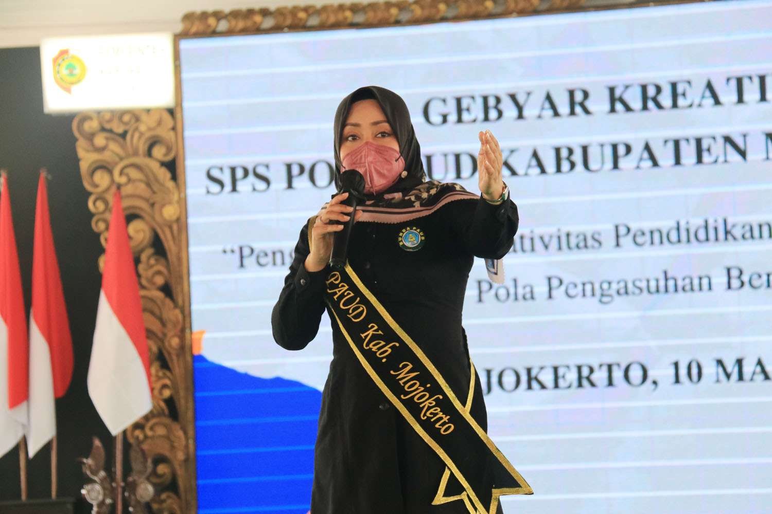 Bupati Mojokerto, Ikfina Fahmawati menghadiri grand final lomba kolase dan fashion show, yang digelar Himpunan Pendidik Pos Paud (HP3), Kamis 10 Maret 2022. (Foto: Istimewa)