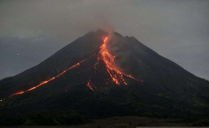 Gunung Merapi keluarkan guguran awan panas. (Foto: Ant)