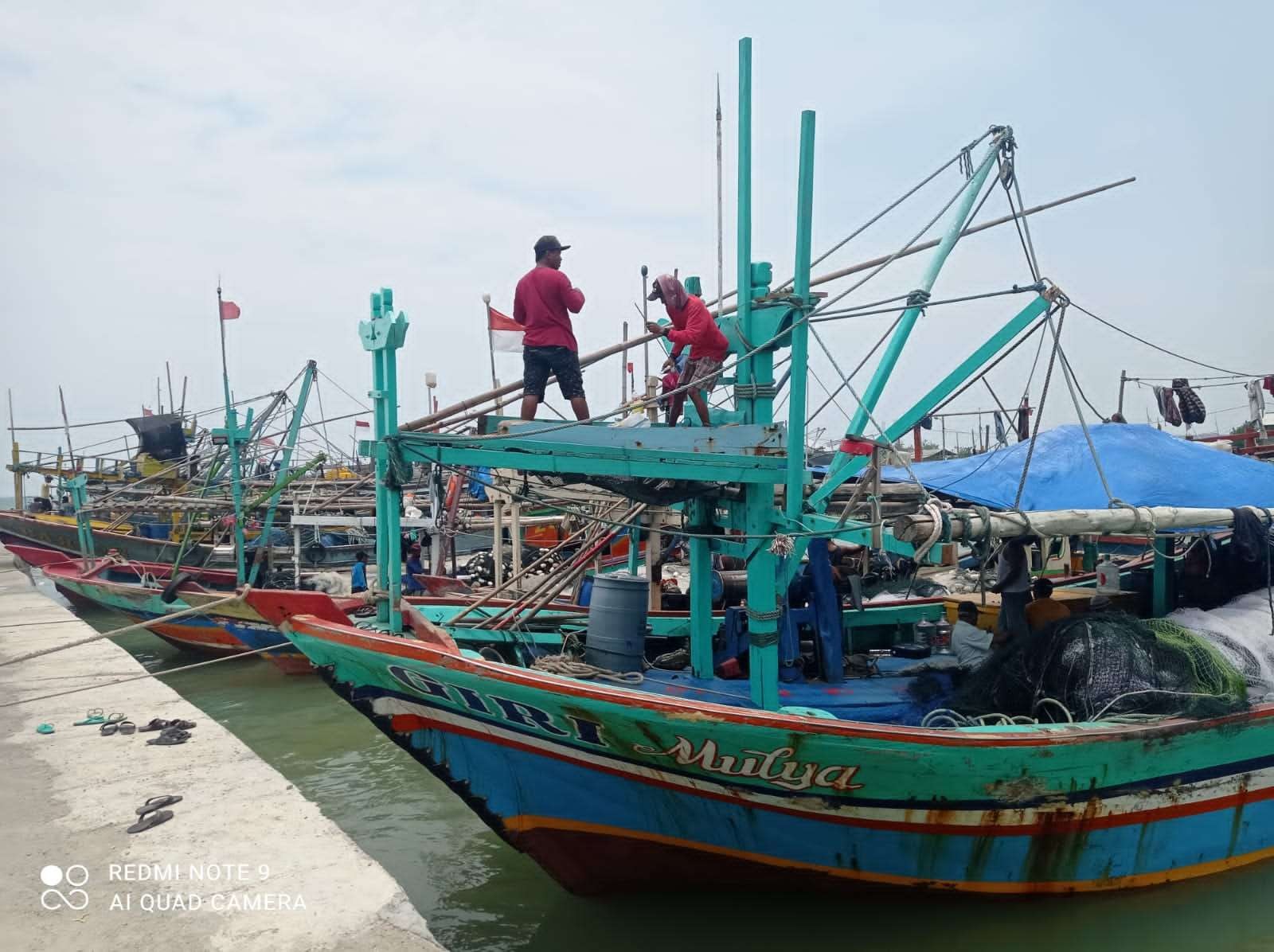Nelayan pantura Lamongan menganggur tidak melaut karema musim angin barat (Foto: Imron Rosidi/Ngopibareng.id)