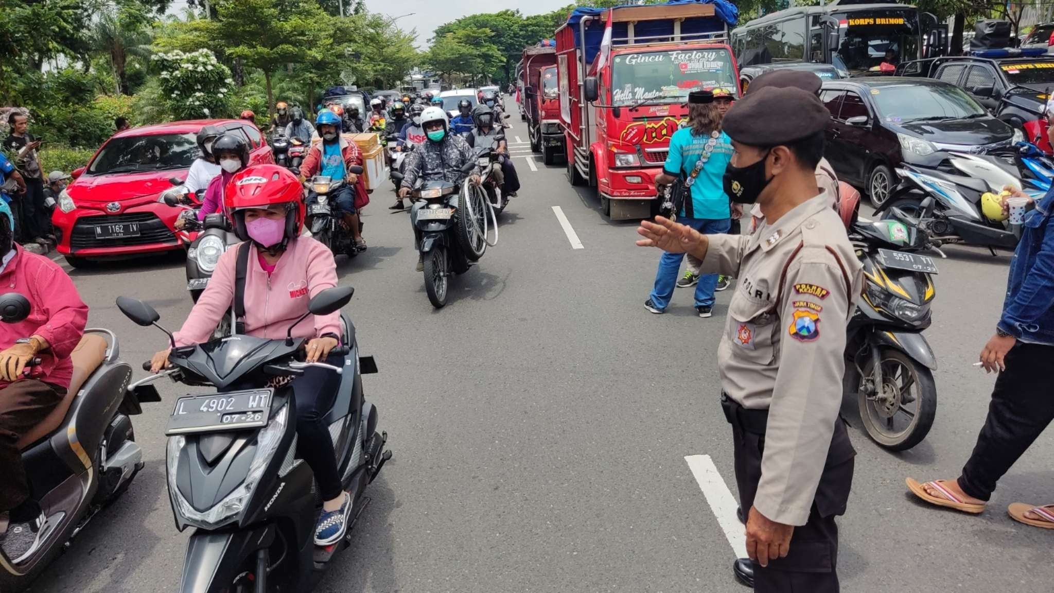 Aparat kepolisian melakukan pengaturan lalu lintas di Bundaran Waru, Surabaya, Jumat 11 Maret 2022. (Foto: Fariz Yarbo/Ngopibareng.id)