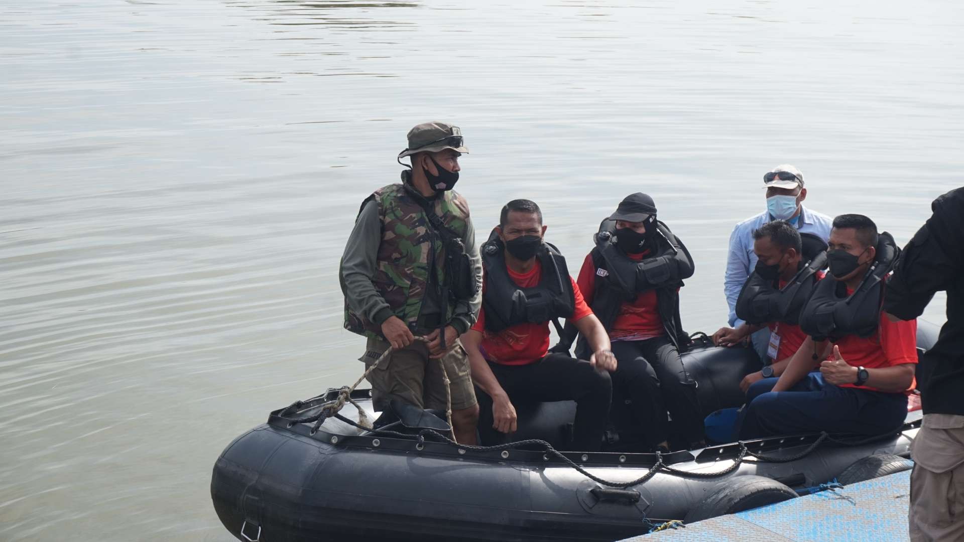 Bupati Mojokerto Ikfina Fahmawati saat menaiki perahu karet bersama Komandan Pasukan Marinir (Pasmar) 2, Jumat 11 Maret 2022.  (Foto: Deni Lukmantara/Ngopibareng.id)