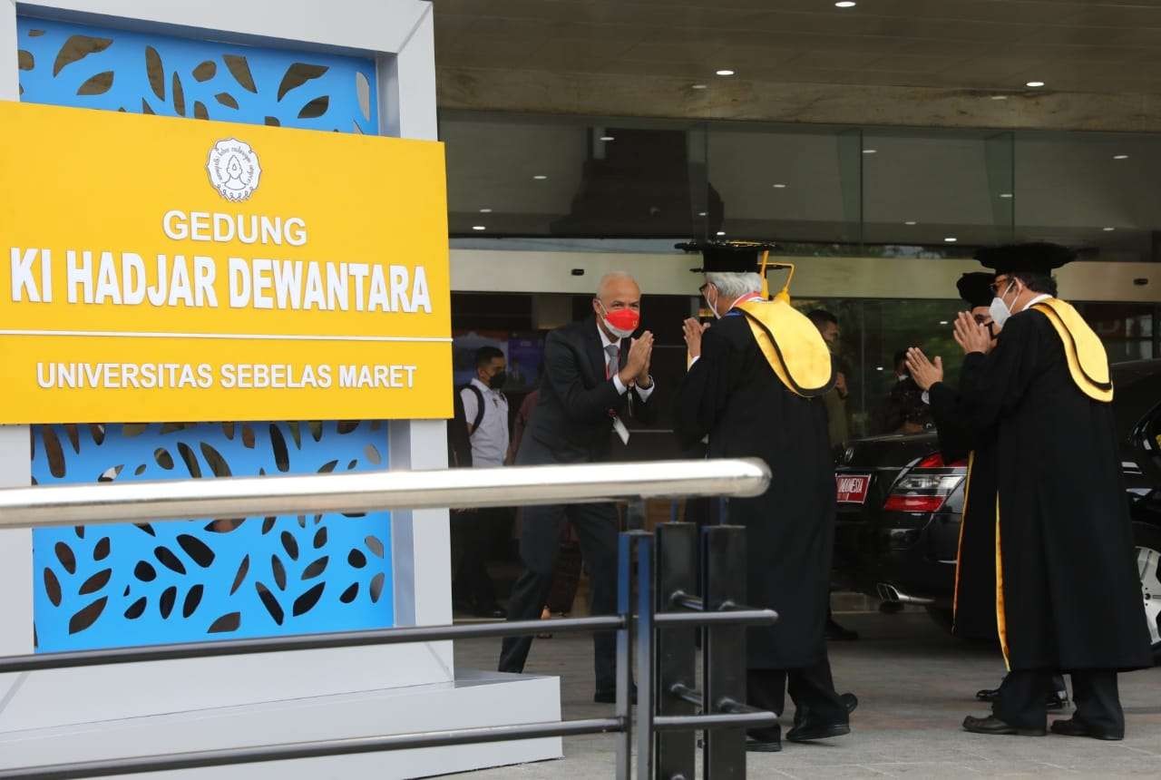 Gubernur Jawa Tengah Ganjar Pranowo mendampingi Presiden Joko Widodo dalam acara peresmian Gedung Tower Ki Hajar Dewantara di Kampus UNS Surakarta. (Foto: ist)
