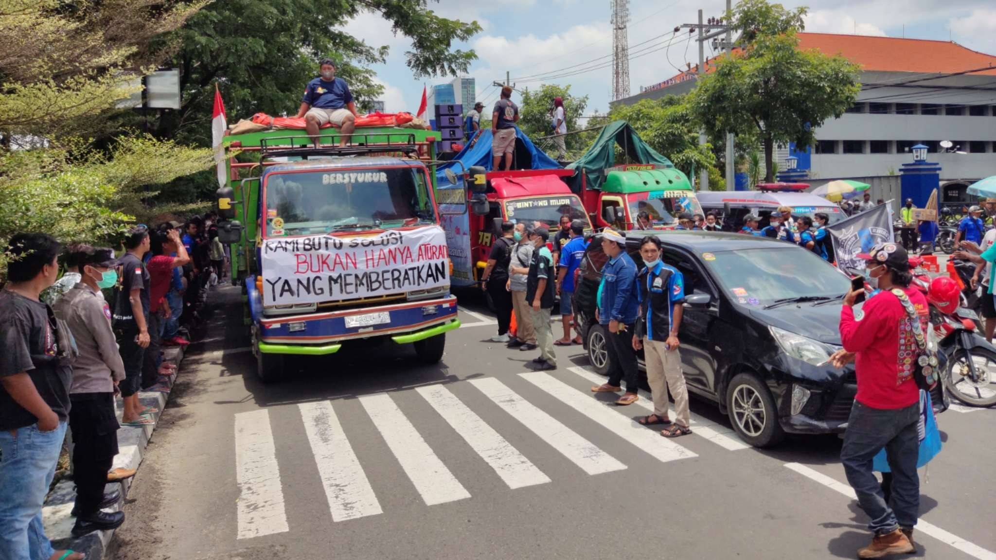 Ratusan sopir truk melakukan aksi demonstrasi terkait kebijakan ODOL di Kantor Dishub Jatim, Surabaya, Jumat 11 Maret 2022. (Foto: Fariz Yarbo/Ngopibareng.id)