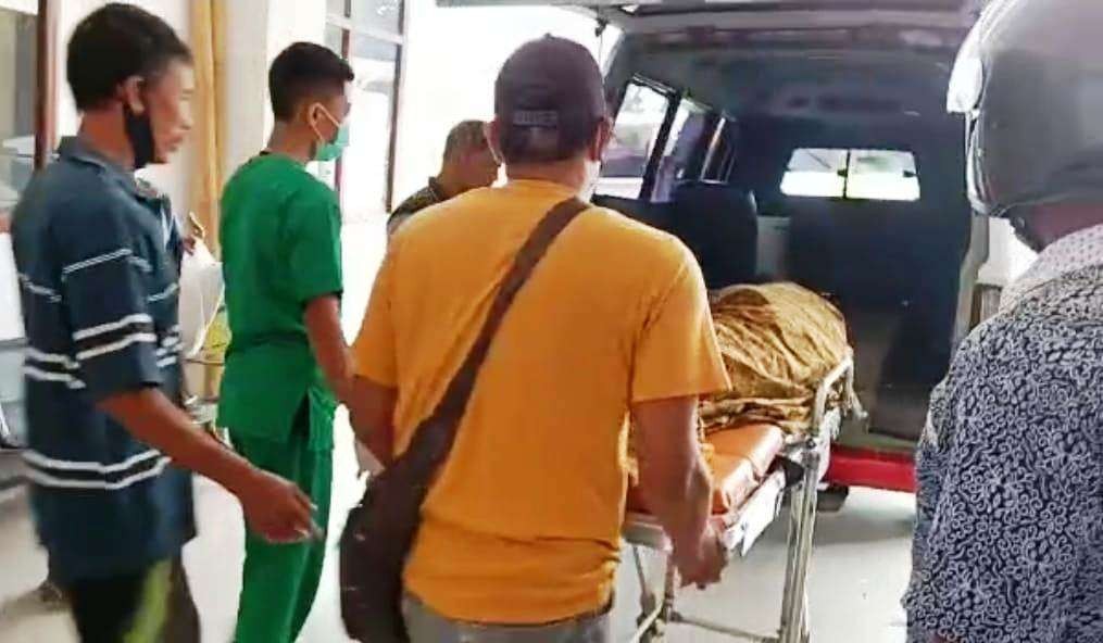 Jenazah kakek Saderi dibawa ke ambulans untuk dipulangkan ke rumahnya. (Foto: Istimewa)