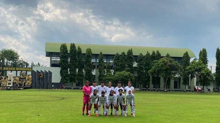 Skuad Arema FC Women saat melakoni laga perdana melawan Persebaya Putri di Lapangan Yon Zipur, Kepanjen, Kabupaten, Malang. (Foto: Lalu Theo/Ngopibareng.id)
