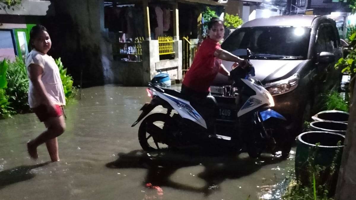 Banjir di Gayungsari, Surabaya, Kamis 10 Maret 2022 petang. (Foto: Yasmin Fitrida/Ngopibareng.id)