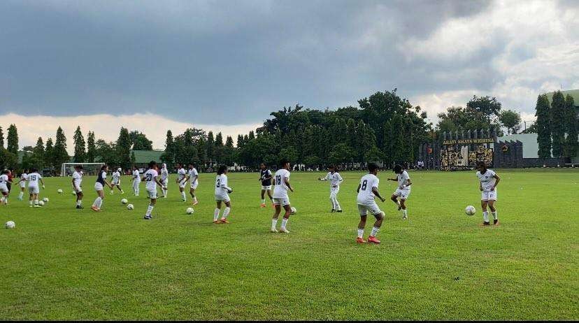 Skuad Arema FC Women menjalani warming up pada turnamen Piala Pertiwi (Foto: Lalu Theo/ngopibareng.id)