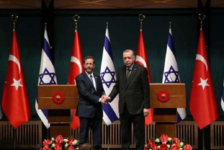 Presiden Turki Tayyip Erdogan bertemu Presiden Israel Isaac Herzog di Ankara, Turki. (Foto: Reuters)