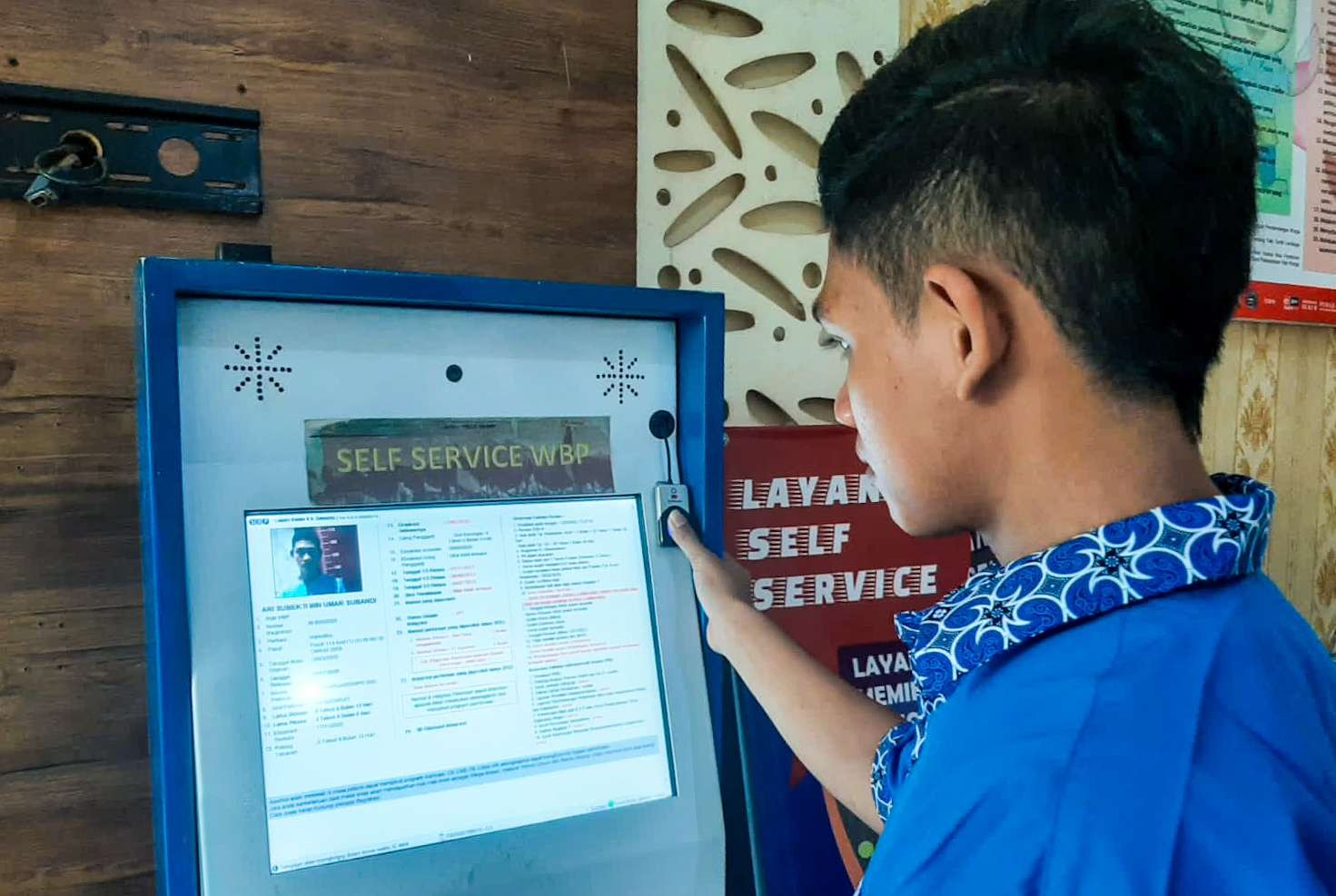 WBP lapas Sidoarjo sedang mengakses layanan self service (foto:Aini/Ngopibareng.id)