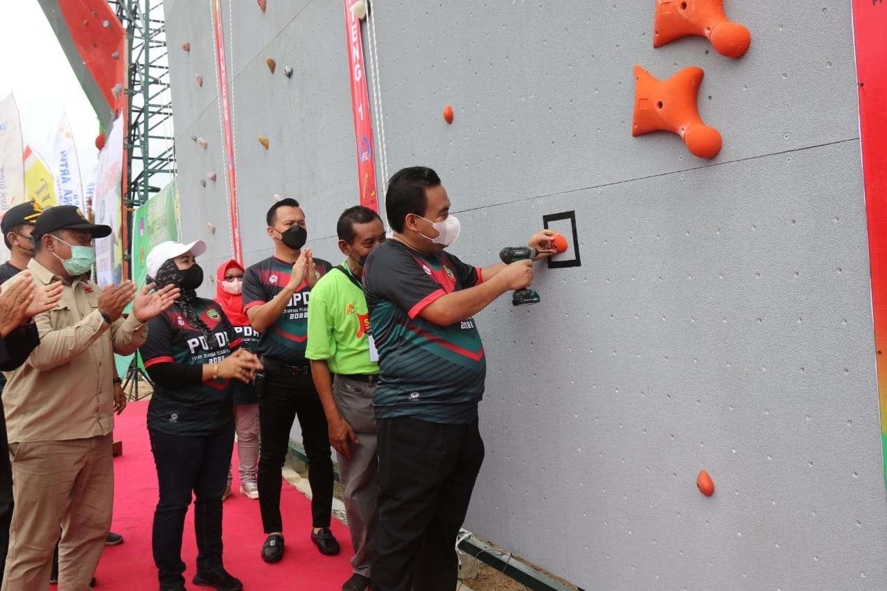 Bupati Blora Arief Rohman meresmikan fasilitas Wall Climbing yang ada di area lapangan Kridosono Blora. (Foto: Ahmad Sampurno/Ngopibareng.id)