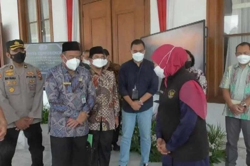 Kepala Kanwil Kemenag Jatim Husnul Maram usai mengikuti rapat dengan Gubernur Khofifah Indar Parawansa di Gedung Negara Grahadi di Surabaya. (Foto: Dok Kanwil Kemenang)