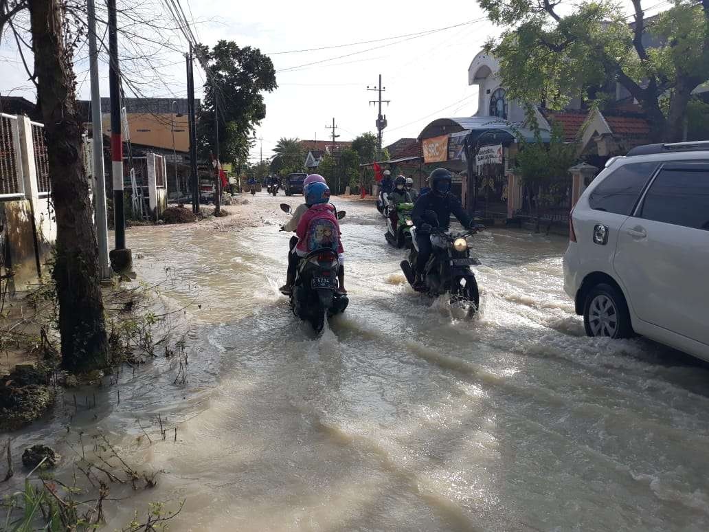 Kondisi jalan antar kecamatan di Lamongan digenangi banjir. (Foto: Imron Rosidi/Ngopibareng.id)