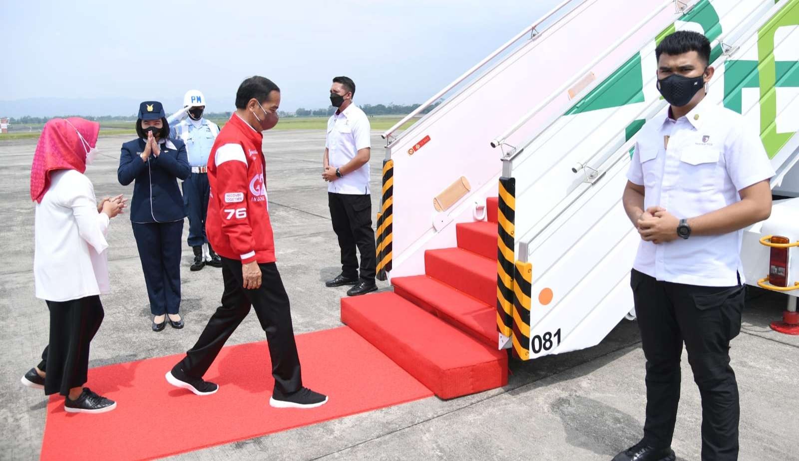 Presiden Jokowi bersama Ibu negara berangkat ke IKN Kaltim. (Foto: Setpres)