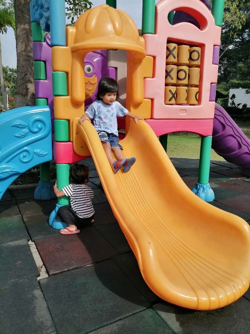 Anak-anak menikmati aneka mainan di Taman Kota Pasuruan (Foto: Laily /ngopibareng.id)