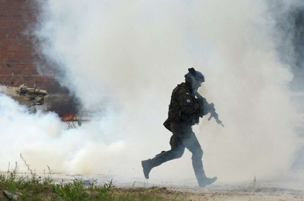 Seorang prajurit berlatih di Pusat Penjaga Perdamaian dan Keamanan Internasional di Yavoriv, Ukraina. (Foto: AFP)