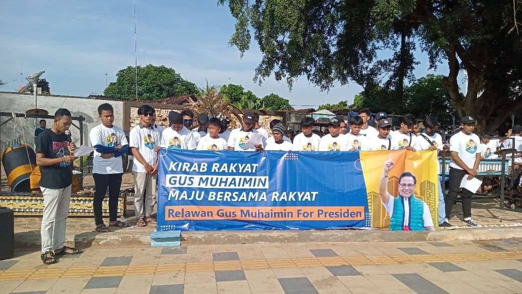 Komunitas seni Tongklek di Tuban membacakan deklarasi dukungan kepada Gus Muhaimin maju sebagai Capres 2024. (Foto: Khoirul Huda/Ngopibareng.id)