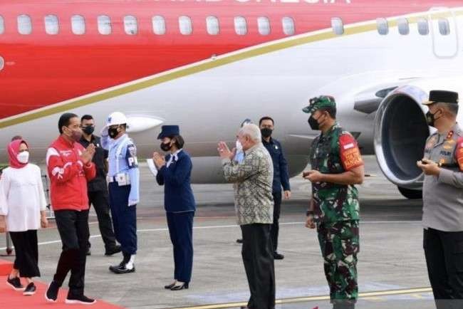 Presiden Joko Widodo didampingi Ibu Negara Iriana Jokowi tiba di Bandara Internasional Sultan Adji Muhammad Sulaiman Balikpapan, Kalimantan Timur, Minggu, 13 Maret 2022. (Foto: Setpres)