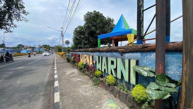 Jalan menuju Kampung Wisata Warna-Warni Jodipan, Kota Malang (Foto: Lalu Theo/ngopibareng.id)