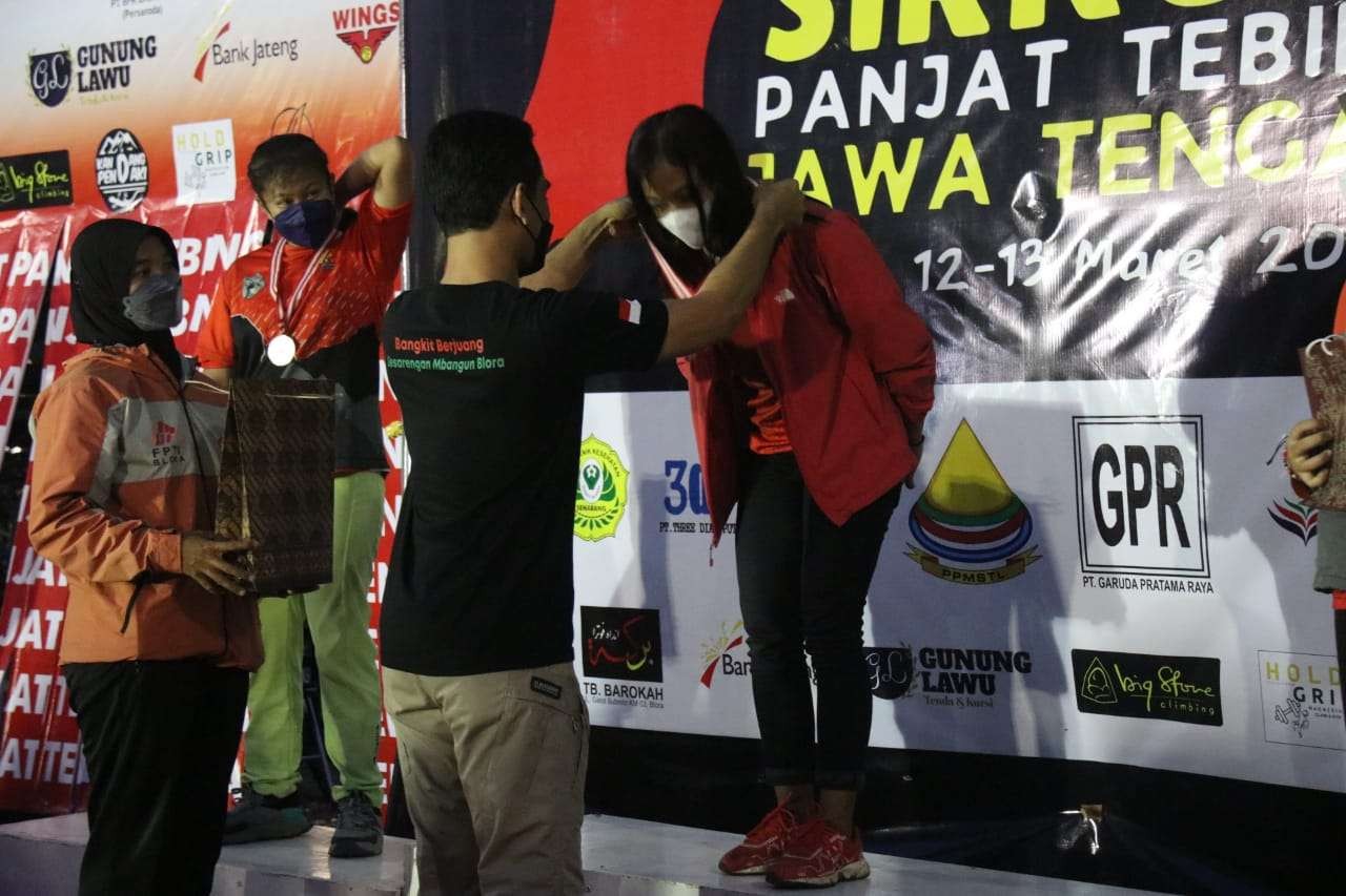 Pengalungan medali kepada atlet panjat tebing dalam gelaran sirkuit panjat tebing Jawa Tengah Seri I. (Foto: Ahmad Sampurno/Ngopibareng.id)