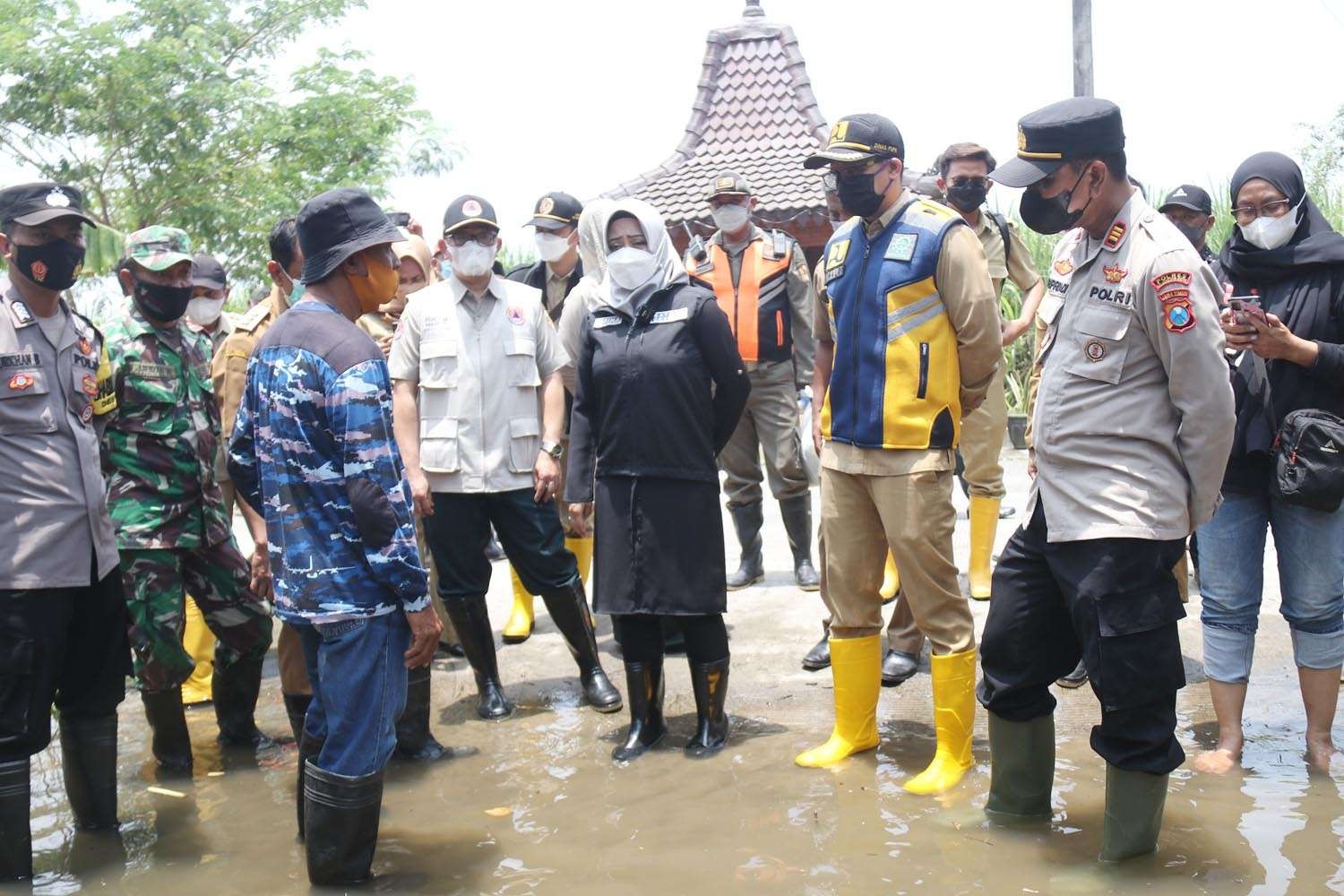 Banjir yang menggenangi dua desa di wilayah Kecamatan Kemlagi sejak hari Minggu kemarin, menyebabkan puluhan rumah dan puluhan hektar area persawahan di Desa Betro dan Desa Watesprojo tersebut terendam.