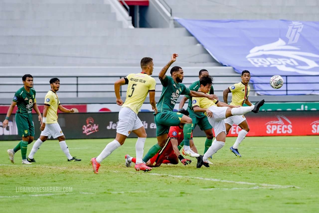 Pemain Persebaya, Mohamed Alie Sesay (tengah) saat menghadapi Persik Kediri. (Foto: Istimewa)
